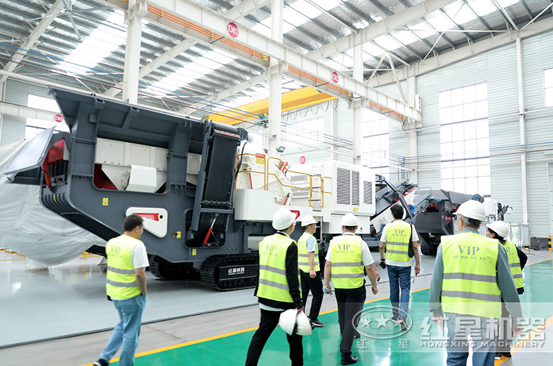 客户到厂选购移动破碎机 客户到厂选购移动破碎机