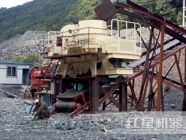 青石、煤矸石一小时300吨破碎设备现场作业图